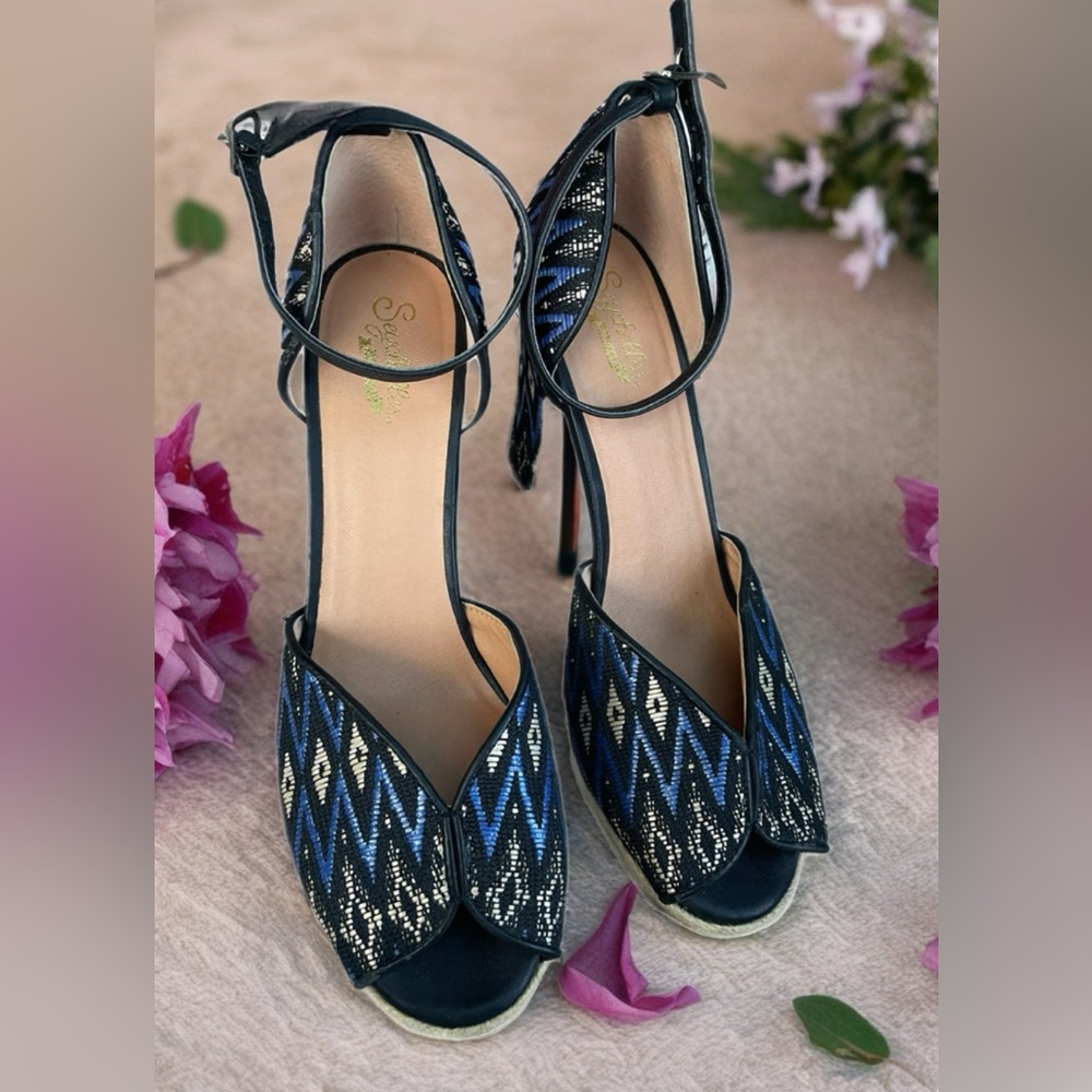 Anthropologie Woman's Seychelles Free To Roam Heels Blue Aztec Size 8.5